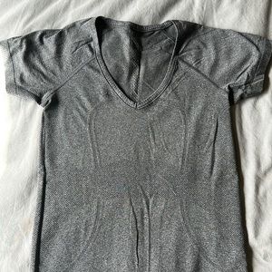 lululemon | run swiftly short sleeve v neck | size 6
